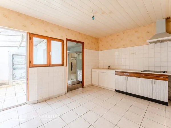Opportunité rare : maison à rénover avec jardin et place de stationnement.