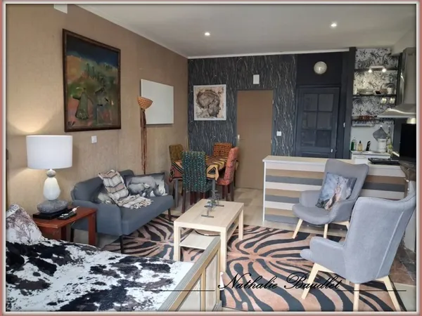 Immeuble de caractère avec 2 appartements rénovés et un café