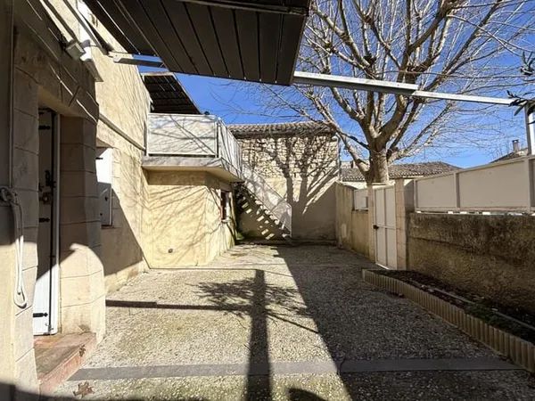 Entre Uzès et Nîmes, ensemble de 2 logements avec cour et terrasse. Parfait état.