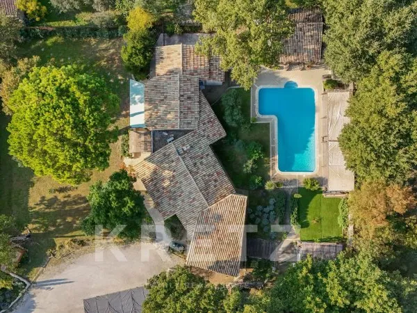 Élégante maison contemporaine avec vue panoramique sur le Luberon