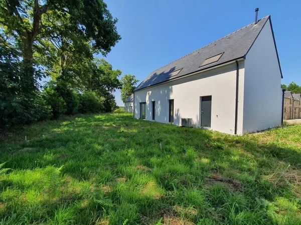 GUIDEL : Maison neuve dans un environnement verdoyant