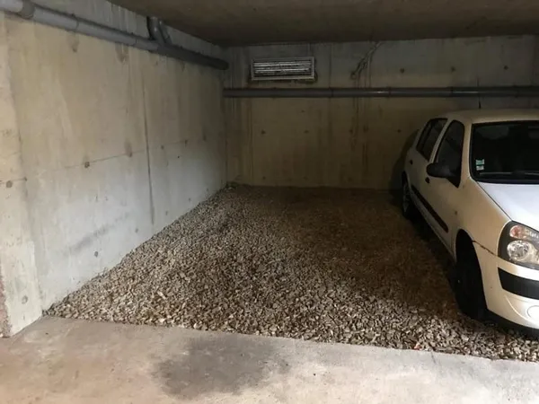 A LOUER - AGENCE GIBOIRE - PARKING EN SOUS-SOL- RENNES/MOTTE BRULON