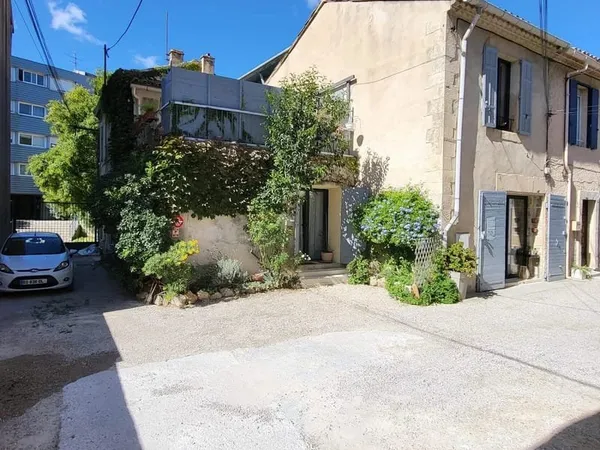 A cinq minutes de la mairie, Maison de ville