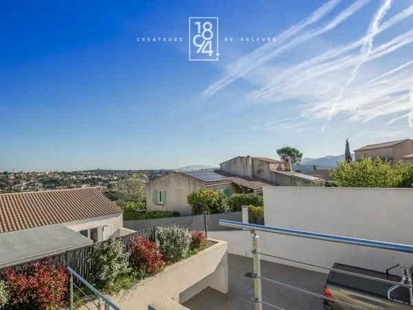 Maison de 5 pièces de 210m2, terrain de 510m2, garage et place d