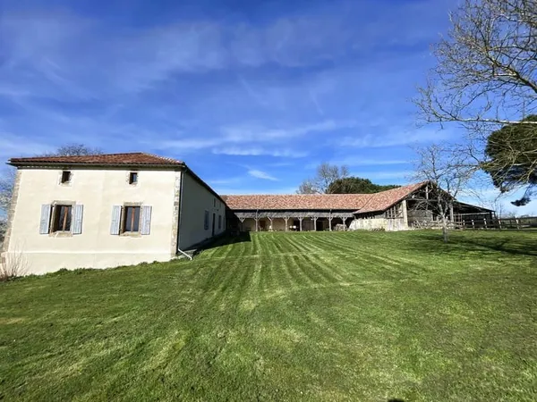 Propriété de caractère rénovée sur 14 hectares avec vue domi