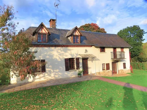 Une propriété comprenant : Une maison d'habitation offrant : - Au rez-de-chaussée : séjour avec chem