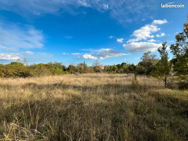 Terrain constructible viabilisé 910 m2
