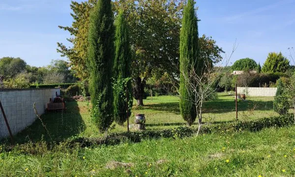 JOLI TERRAIN PLAT JONZAC, COMMERCES
