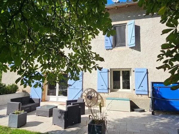 Superbe bâtisse du XIXème siècle 214m2 - 4 chambres - grand garage - piscine