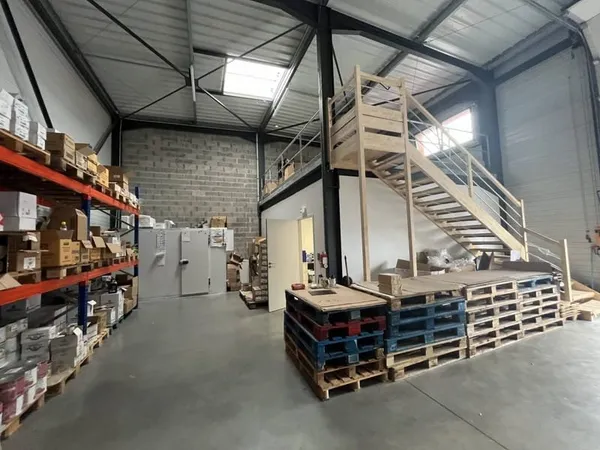 Local d'activité 148 m²