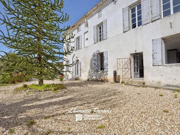 Maison, annexes puits parc ruisseau