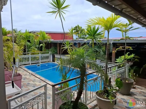 Vue mer, volumes, piscine : une maison familiale où il fait bon vivre à Sainte-Anne