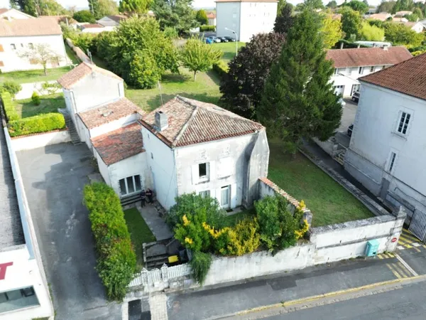 MAISON DE VILLE AVEC GARAGE ET JARDIN