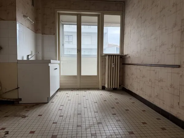 APPARTEMENT DE TYPE 4 A RAFFRAICHIR AVEC GARAGE