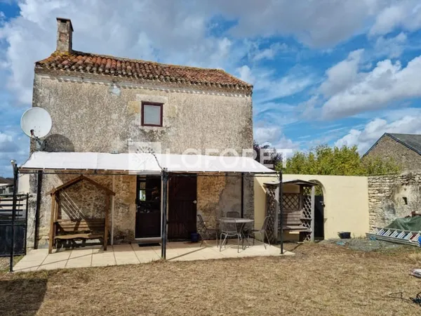 Maison en pierre avec jardin et piscine à vendre à Doux
