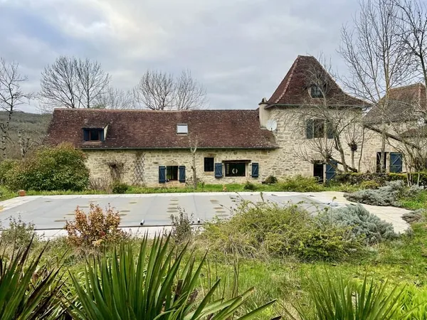 Ferme rénovée et gîte sur 12000m2 de terrain