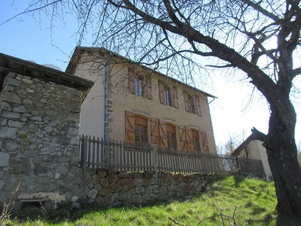BELLE MAISON AVEC TERRAIN