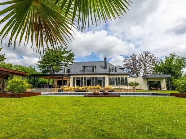 Maison 8 pièces 392 m²