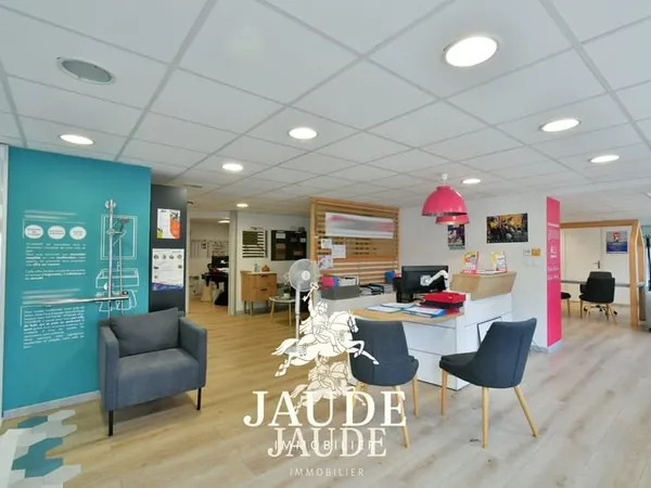 Local professionnel/ Commercial de 102 m2 Résidence STANDING (2006) proche Centre JAUDE