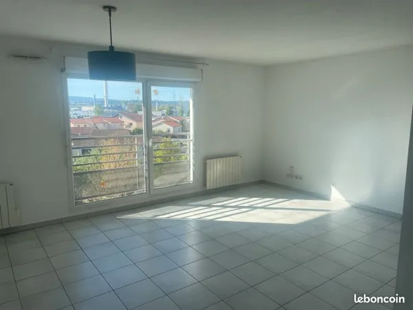 Location Vaulx appartement T1 33m2 - Hôtel de Ville