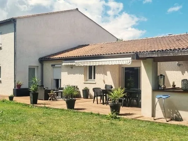 Grande maison familiale à La Vergne