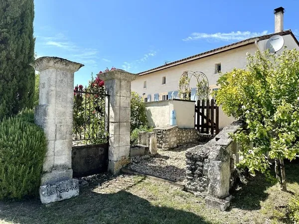 Jolie maison traditionnelle en pierre dans un hameau calme