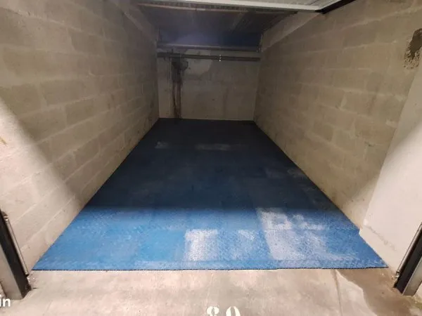 Box fermé en sous-sol, sécurisé