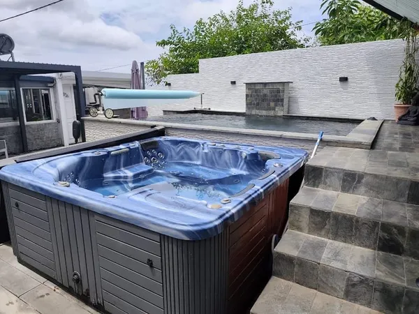 MAISON TYPE F4 PLUS T2 INDEPENDANT AVEC PISCINE ET JACUZZI