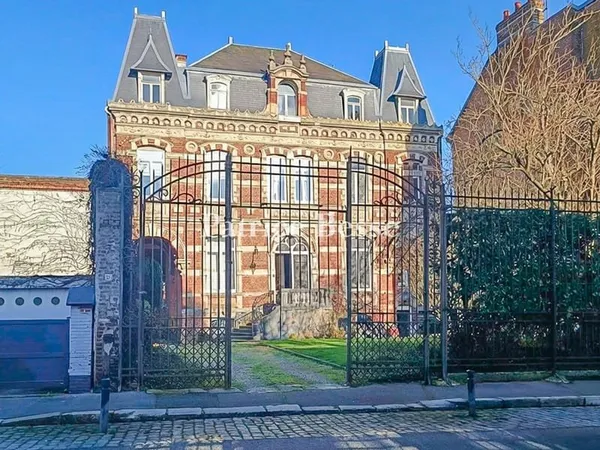 À 2 h de Paris, dans la Somme, à Abbeville, une demeure du 19e s., ses dépendances et son jardin .