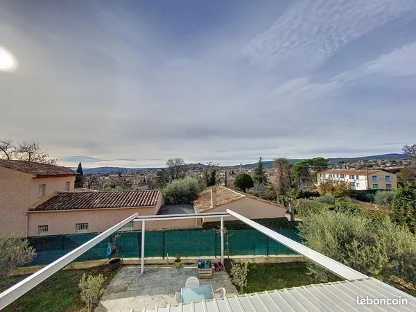 Haut de villa avec terrasse et jardin quartier du mont d'or