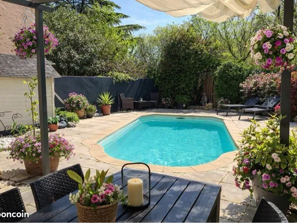 Maison familiale lumineuse avec piscine - Peynier