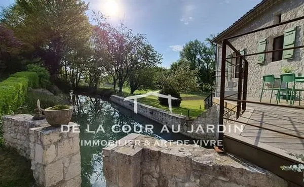Moulin restauré au coeur d'un écrin de verdure.