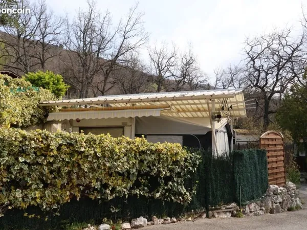 Jolie caravane avec auvent dans camping très calme avec piscine arboré de chênes