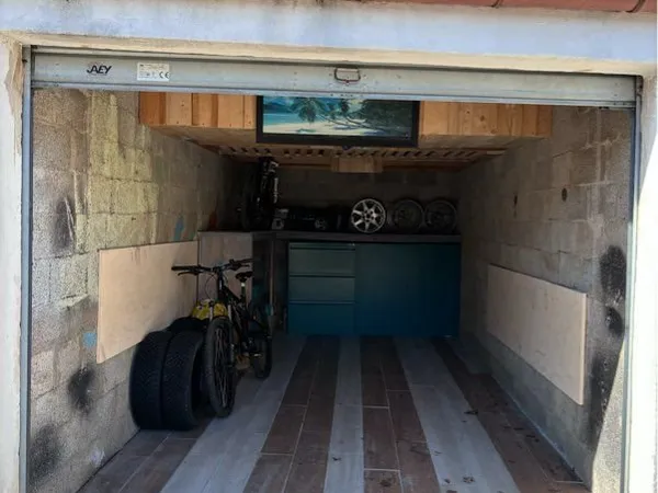 Garage fermer + places privé devant