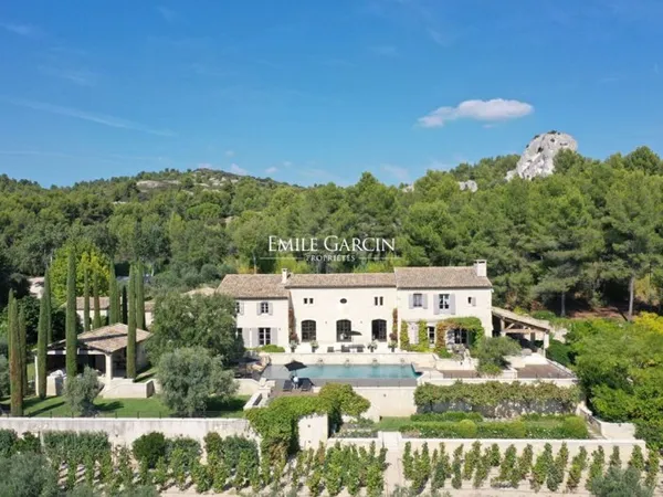 Exceptionnelle propriété nichée dans les Alpilles au confort moderne