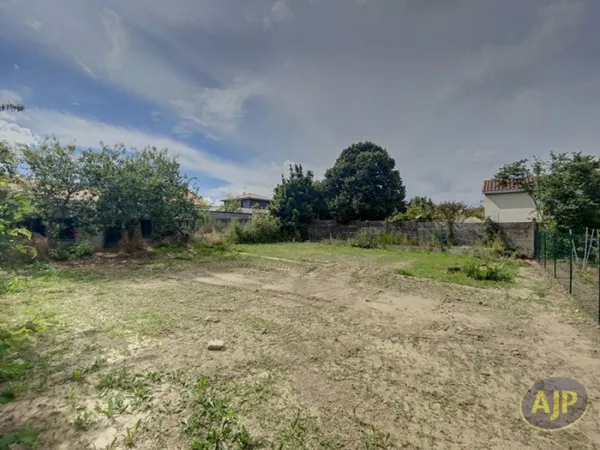 Terrain 594 m²
