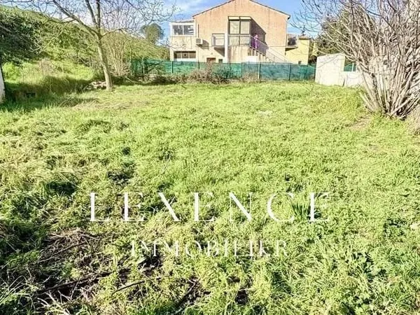 Terrain constructible 607 m²