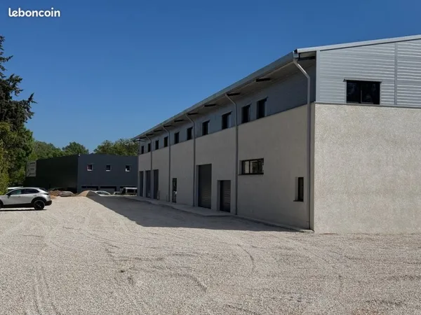 Local d'activités de 240 m²
