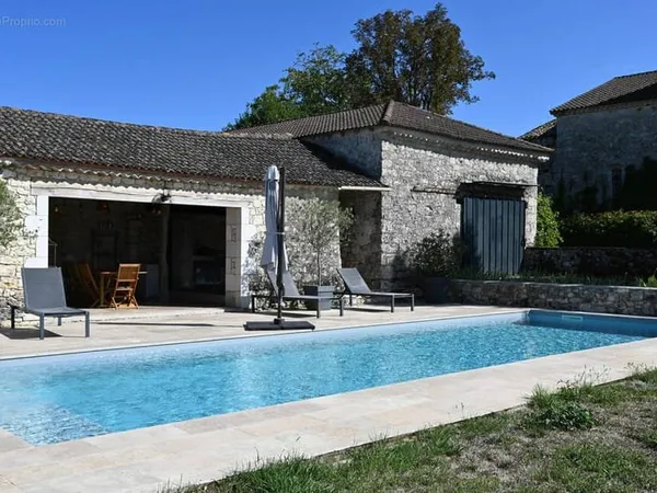 Magnifique maison dans le village avec vue et piscine