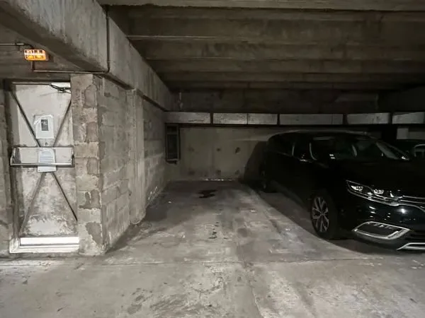 Place de parking sécurisée dans garage fermé - Lorient