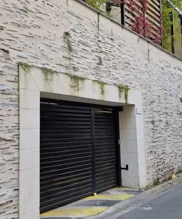 Parking - garage couvert - 2 places dispo centre ville