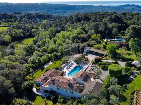 Superbe propriété - 437m2 - Domaine fermé