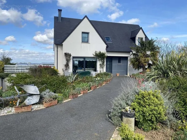 Maison T7 avec 5 chambres sur terrain de 1000 M2
