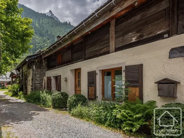Ferme traditionnelle rénovée du XVIIIe siècle, comprenant 5 chambres avec salles de bains attenantes