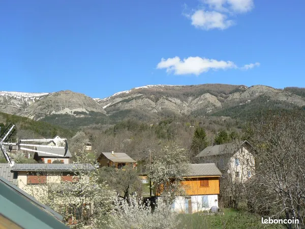 Duplex dans maison de village