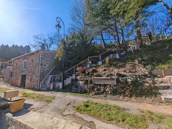 Maison en pierre avec dépendance et jardin Alboussière (Ar