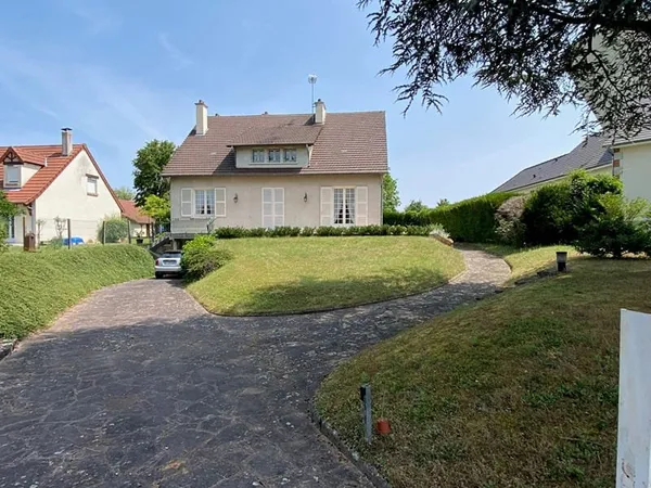 Maison St DOULCHARD 7 pièces, 185 M2
