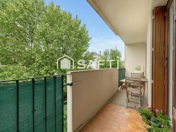 3 pièces en parfait état avec balcons, parking