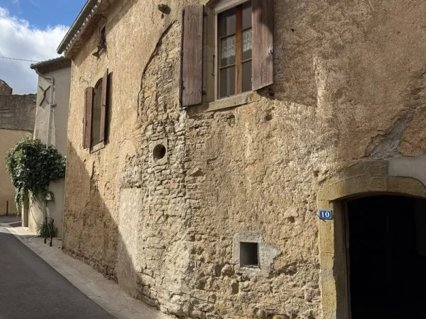 MAISON DE VILLAGE EN PIERRE À RÉNOVER