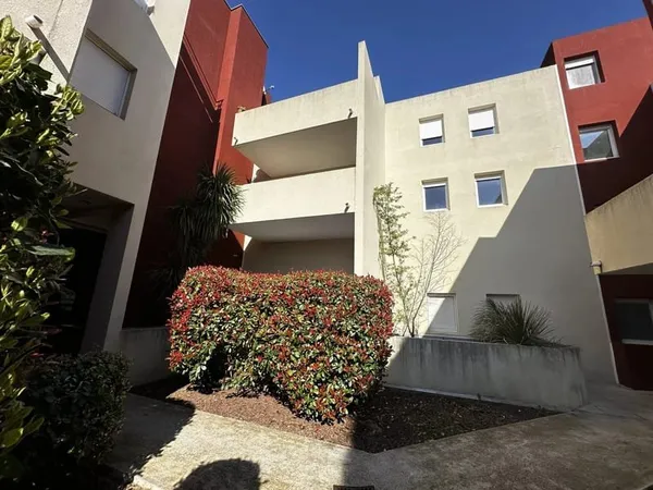 TYPE 2 , 40 m2 plus balcon et garage en sous sol, tres calme.